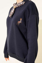 Fularlı Geyik Nakışlı Sweatshirt