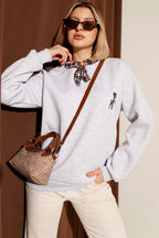 Fularlı Geyik Nakışlı Sweatshirt
