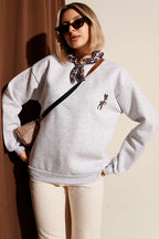 Fularlı Geyik Nakışlı Sweatshirt