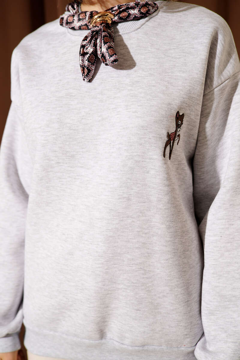 Fularlı Geyik Nakışlı Sweatshirt