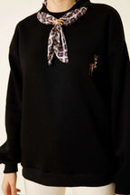 Fularlı Geyik Nakışlı Sweatshirt