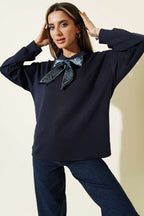 https://cdn.pazarium.com.tr/fularli-gomlek-yaka-loysa-sweatshirt-lacivert-741588-18-B.jpg