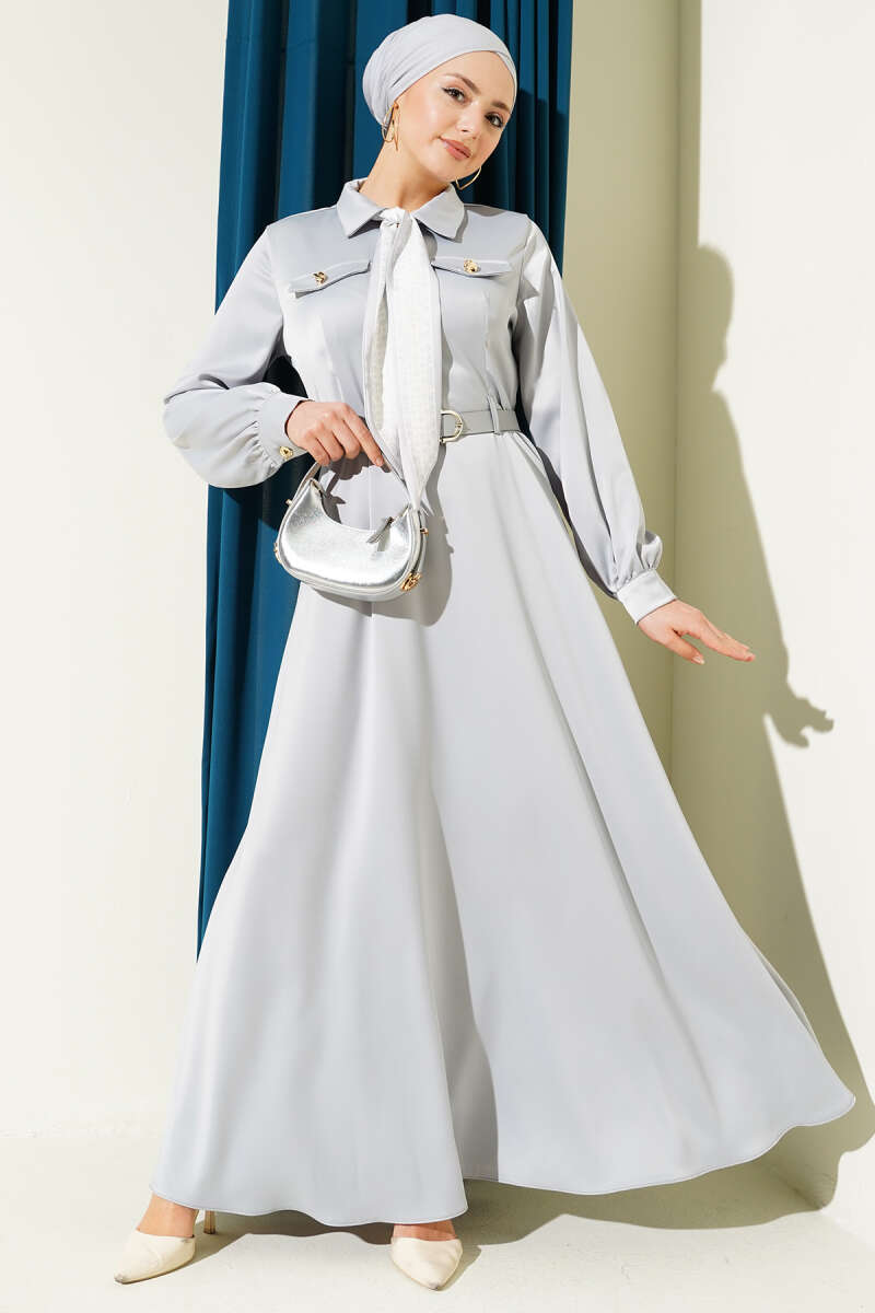 Robe de soirée en satin avec ceinture et foulard