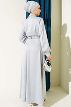 Robe de soirée en satin avec ceinture et foulard