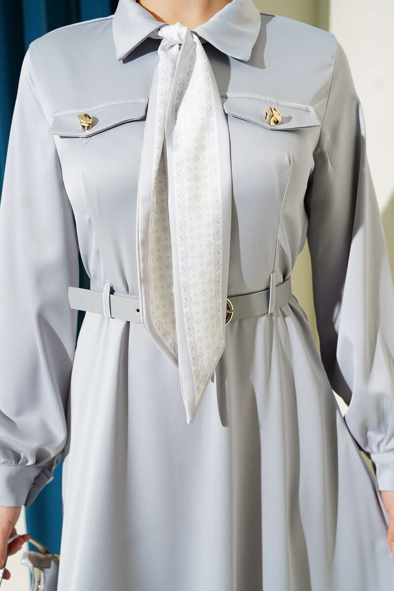 Robe de soirée en satin avec ceinture et foulard