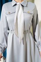 Robe de soirée en satin avec ceinture et foulard