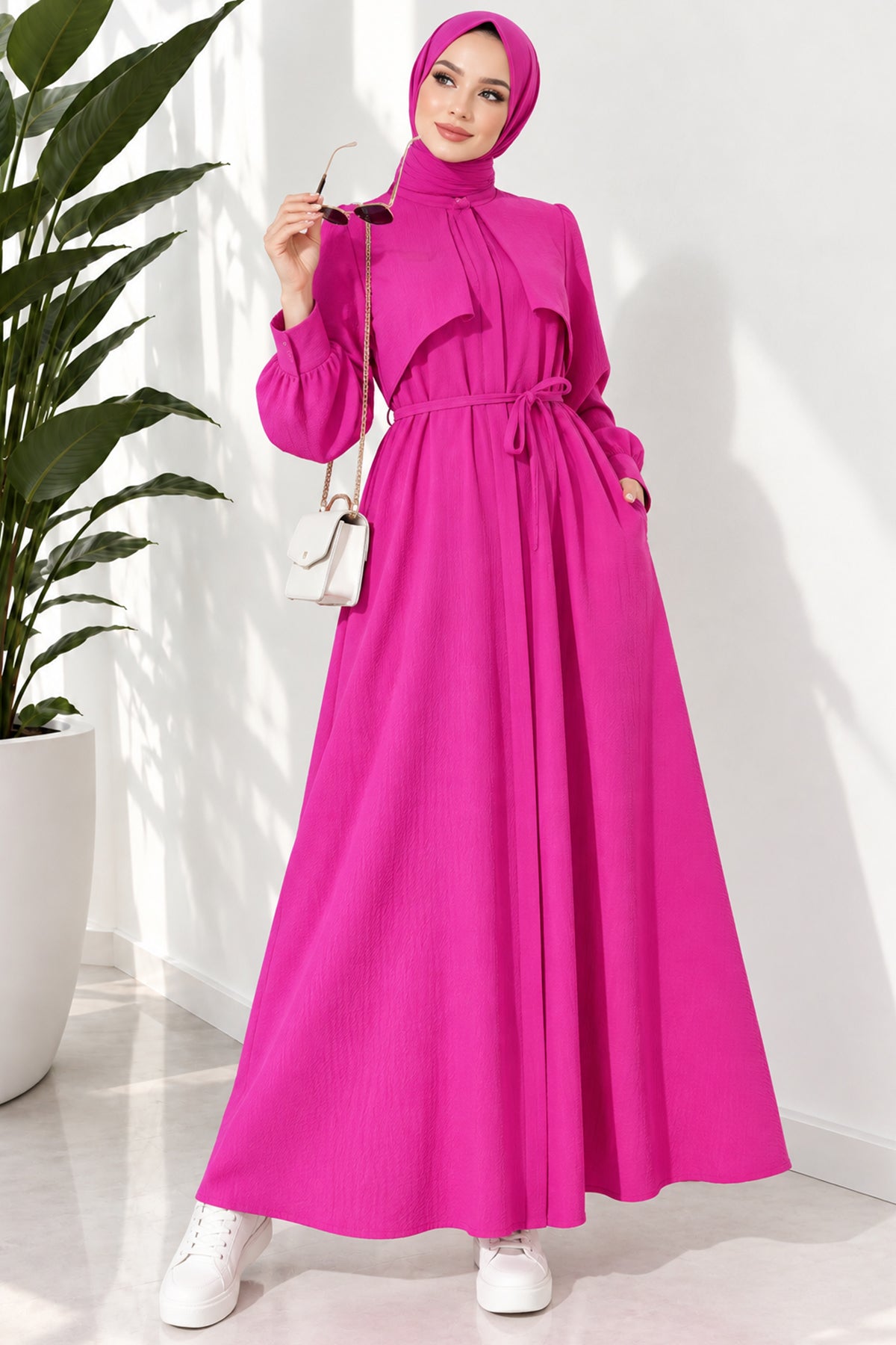 Kleid mit Seilgürtel und Stückdetail