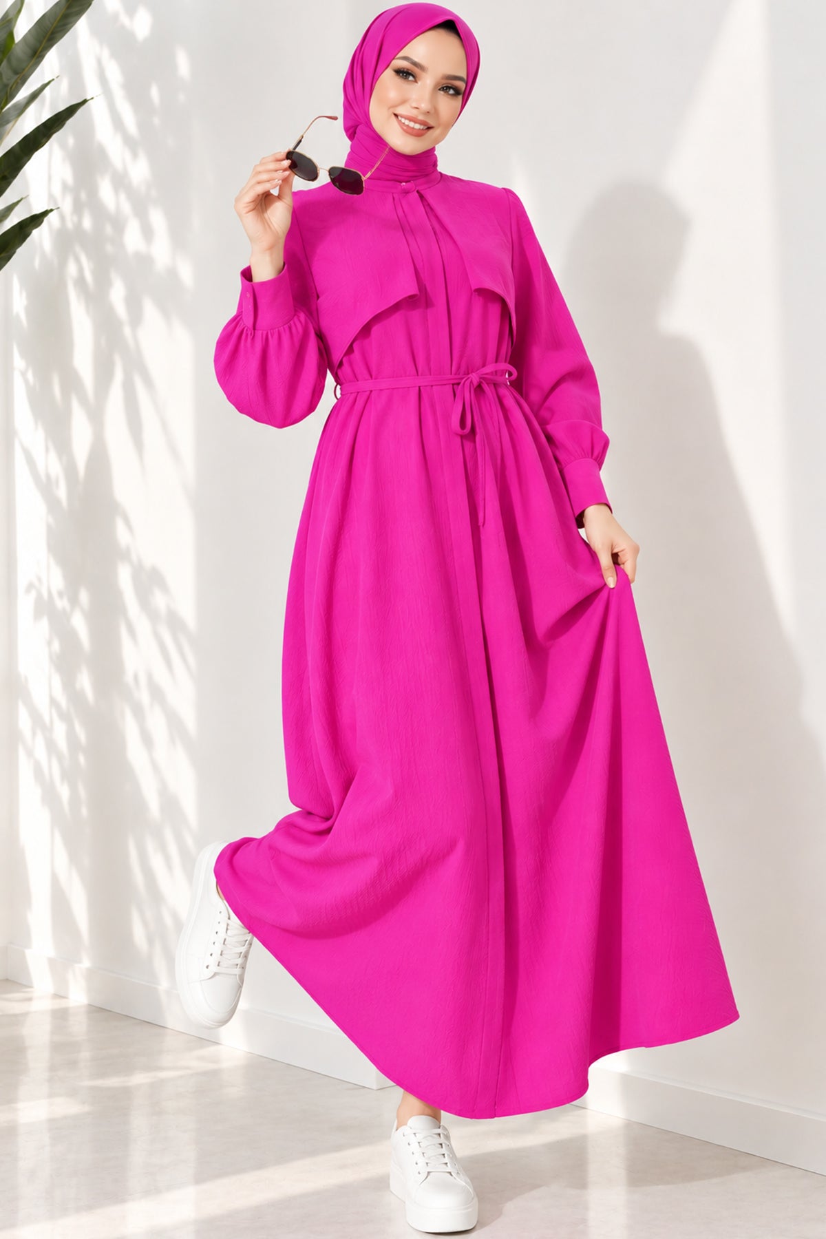 Kleid mit Seilgürtel und Stückdetail