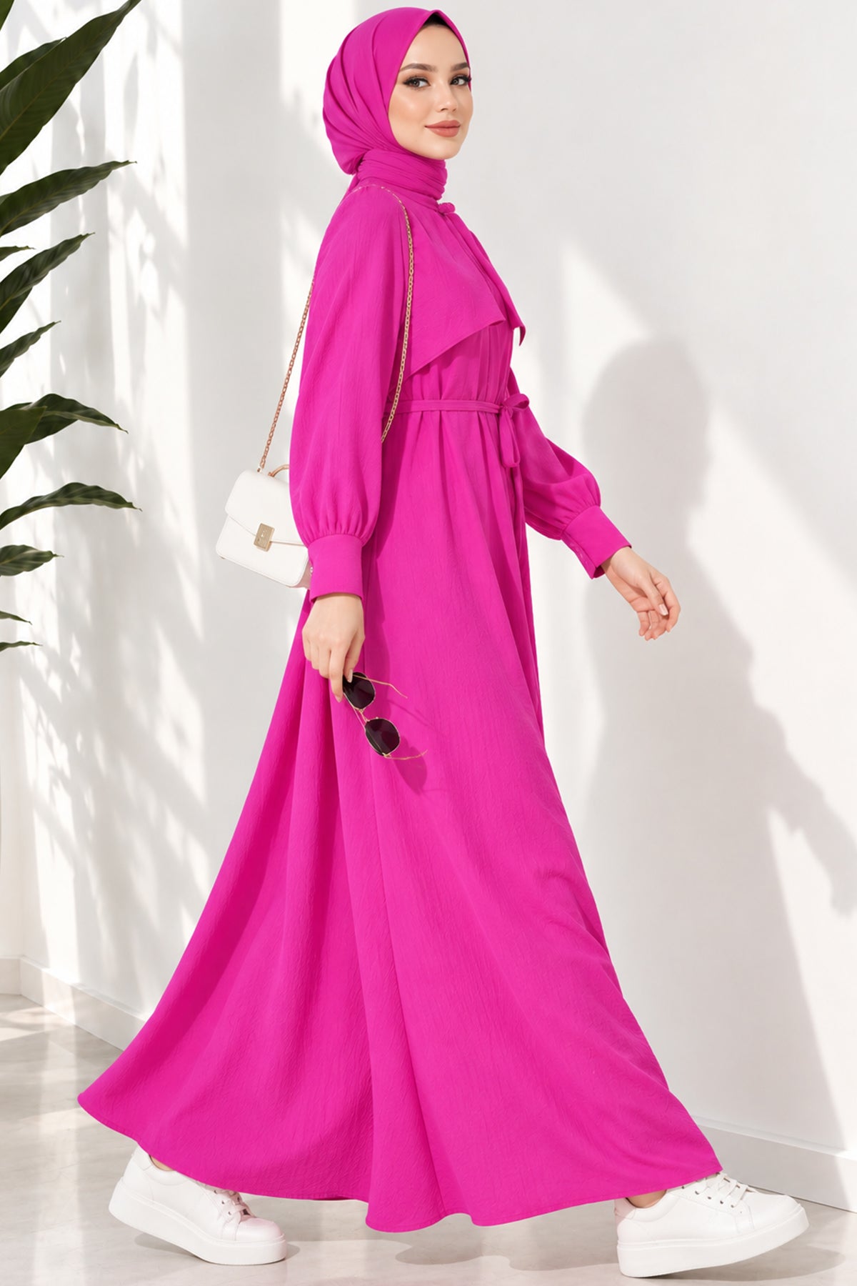 Kleid mit Seilgürtel und Stückdetail