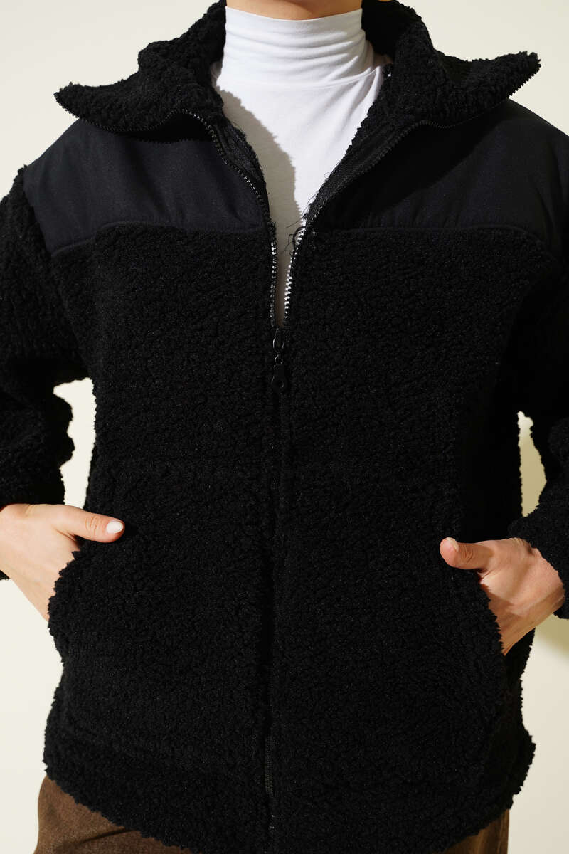 https://cdn.pazarium.com.tr/garni-detayli-fermuarli-pelus-mont-siyah-723566-16-B.jpg
