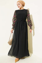 https://cdn.pazarium.com.tr/garnili-kollari-desenli-sifon-elbise-latte-815988-20-B.jpg