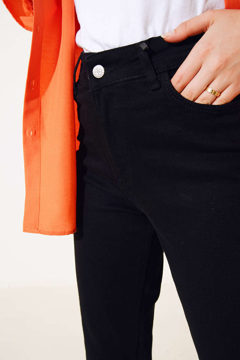 https://cdn.pazarium.com.tr/genis-paca-kot-pantolon-siyah-399431-92-B.jpg