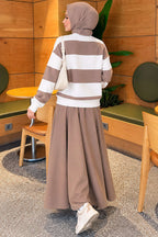 https://cdn.pazarium.com.tr/genis-yatay-cizgili-sardonlu-sweatshirt-vizon-838945-20-B.jpg