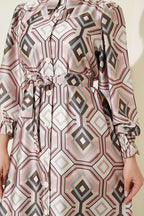 https://cdn.pazarium.com.tr/geometrik-desenli-saten-elbise-pudra-815895-20-B.jpg