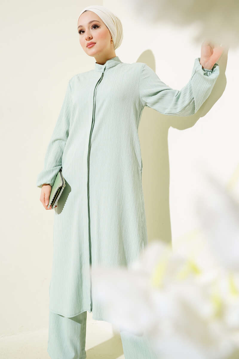 https://cdn.pazarium.com.tr/gizli-dugmeli-yan-yirtmacli-uzun-tunik-takim-mint-606201-14-B.jpg