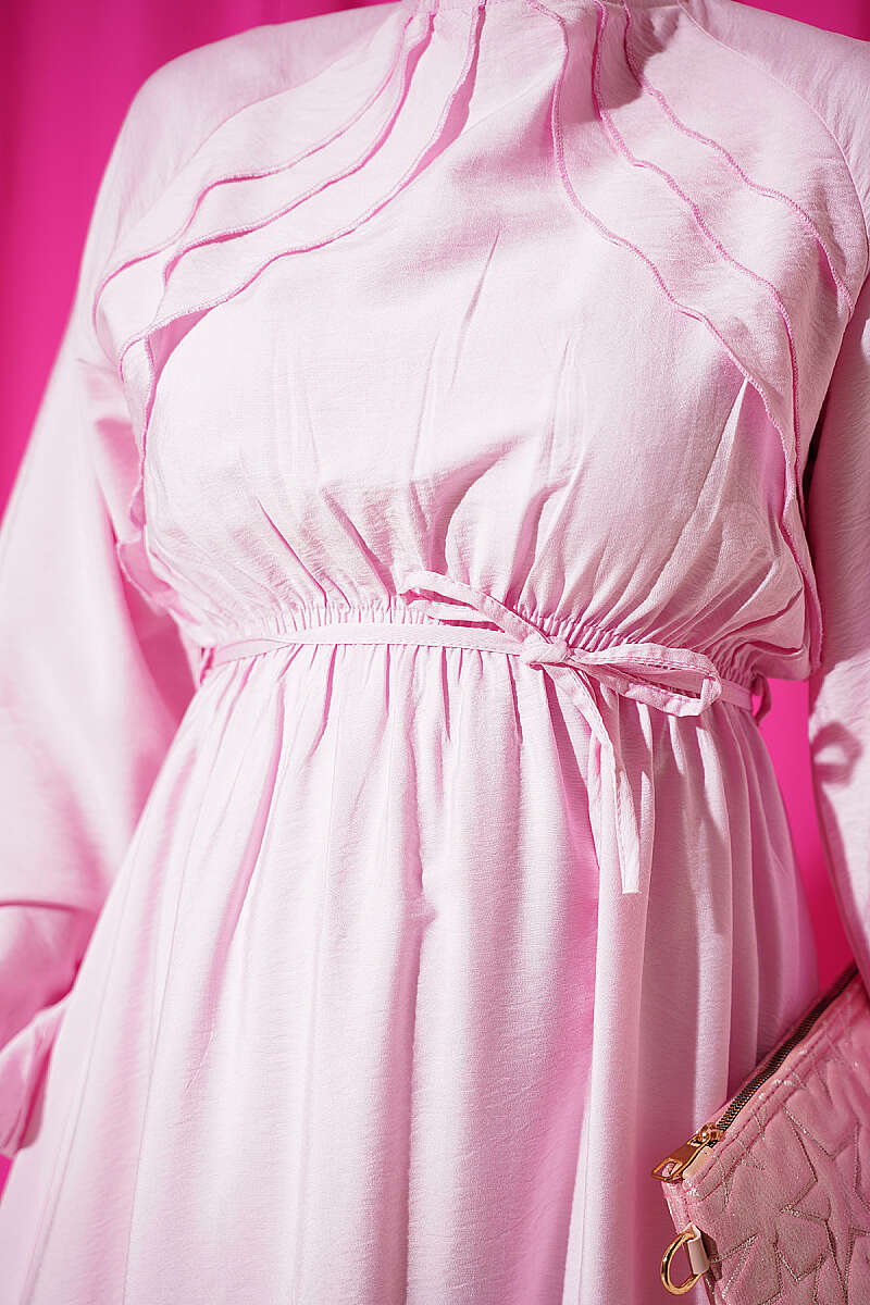 https://cdn.pazarium.com.tr/gogus-firfir-detayli-ip-kusakli-elbise-pembe-807618-19-B.jpg