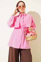 https://cdn.pazarium.com.tr/gogus-parcali-ip-kusakli-gomlek-pembe-805127-19-B.jpg