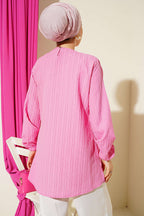 https://cdn.pazarium.com.tr/gold-aksesuarli-yan-baglamali-tunik-pembe-811485-20-B.jpg