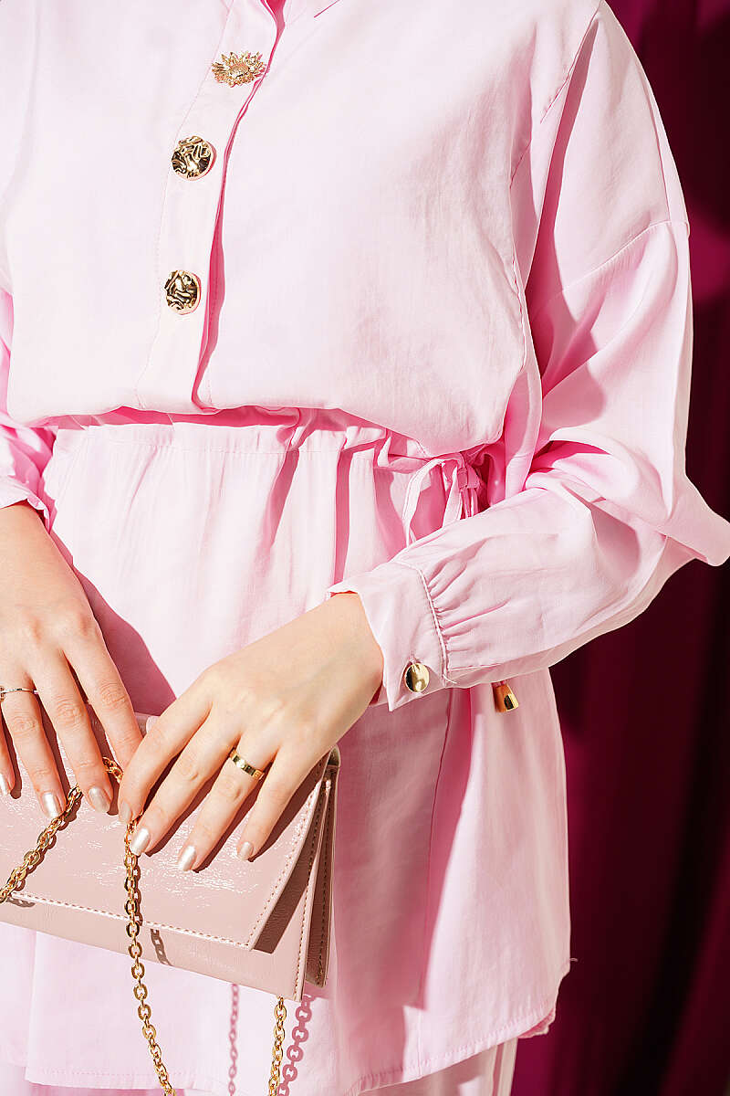 https://cdn.pazarium.com.tr/gold-dugme-detayli-bel-tunelli-ikili-takim-pembe-800717-19-B.jpg