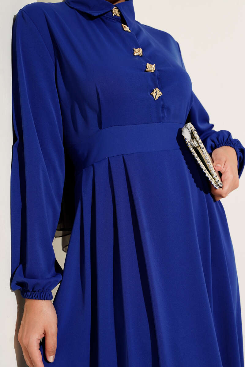 https://cdn.pazarium.com.tr/gold-dugme-detayli-elbise-saks-655680-15-B.jpg