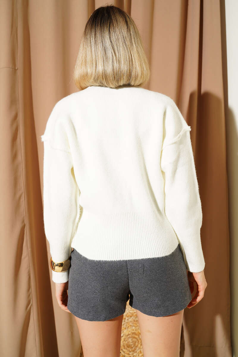 Gold Düğmeli Ters Dikişli Triko Hırka