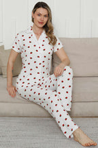 https://cdn.pazarium.com.tr/gomlek-yaka-cilekli-kisa-kol-pijama-takimi-beyaz-618230-14-B.jpg
