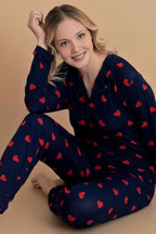 https://cdn.pazarium.com.tr/gomlek-yaka-damla-desen-pijama-takimi-lacivert-kirmizi-738900-18-B.jpg
