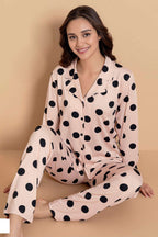 https://cdn.pazarium.com.tr/gomlek-yaka-desen-detayli-pijama-takimi-pudra-701452-16-B.jpg