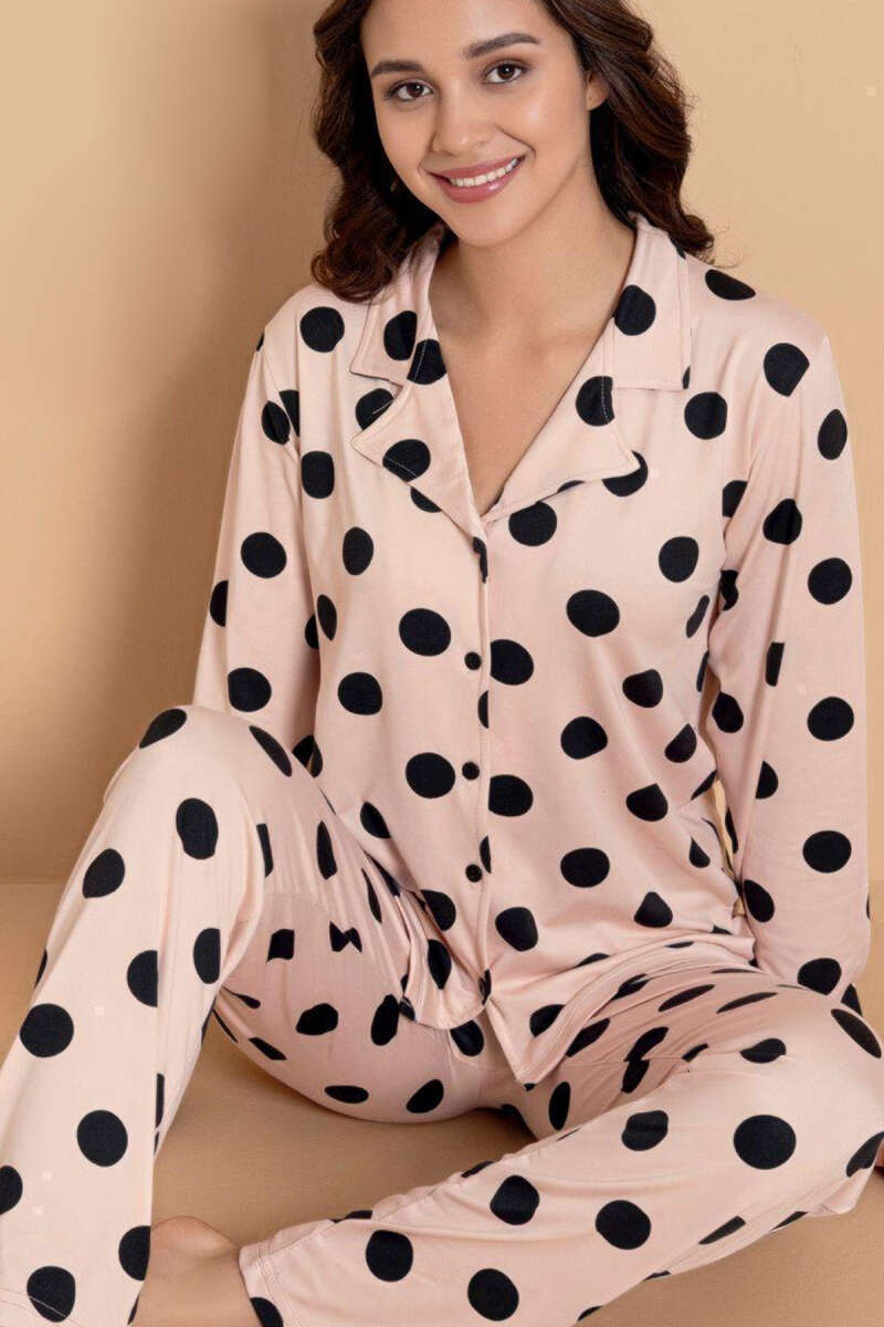 https://cdn.pazarium.com.tr/gomlek-yaka-desen-detayli-pijama-takimi-pudra-701455-16-B.jpg