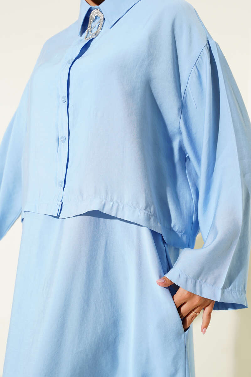 https://cdn.pazarium.com.tr/gomlek-yaka-dugmeli-jile-takim-mavi-668326-16-B.jpg