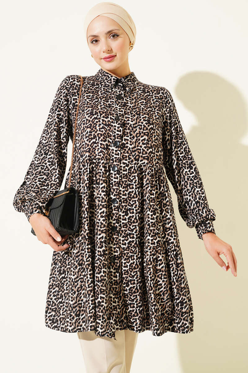 https://cdn.pazarium.com.tr/gomlek-yaka-dugmeli-leopar-tunik-siyah-818884-20-B.jpg