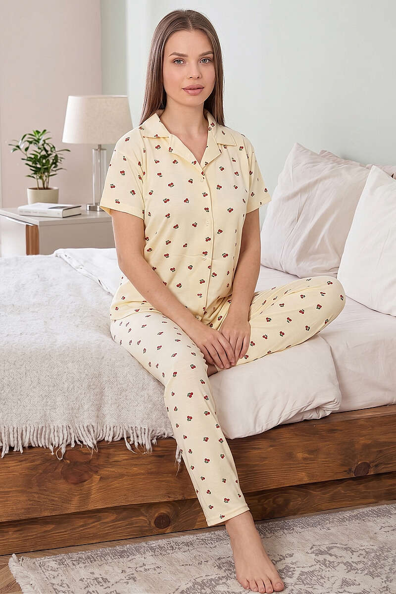 https://cdn.pazarium.com.tr/gomlek-yaka-kiraz-baskili-kisa-kol-pijama-takim-sari-765420-18-B.jpg