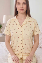 https://cdn.pazarium.com.tr/gomlek-yaka-kiraz-baskili-kisa-kol-pijama-takim-sari-765421-18-B.jpg