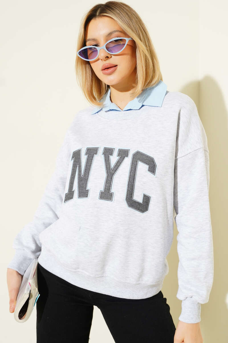 https://cdn.pazarium.com.tr/gomlek-yaka-nyc-baskili-sardonlu-sweatshirt-gri-713673-17-B.jpg
