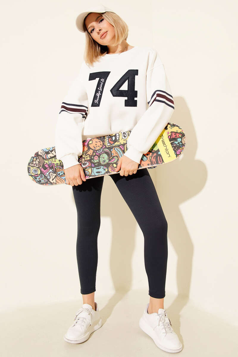 https://cdn.pazarium.com.tr/grand-nakisli-sweatshirt-ekru-675378-16-B.jpg