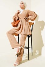 https://cdn.pazarium.com.tr/gul-aksesuarli-pileli-tunik-ikili-takim-latte-601464-14-B.jpg
