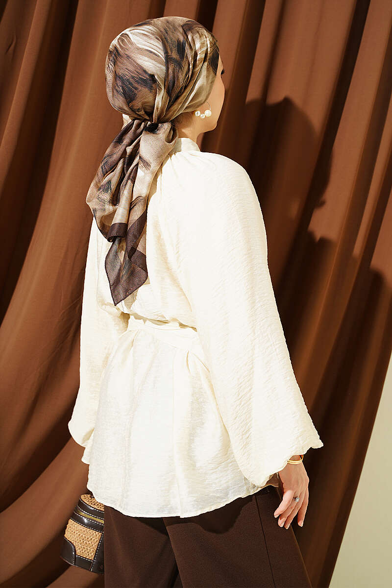 https://cdn.pazarium.com.tr/gul-broslu-kendinden-kusakli-tunik-krem-812687-20-B.jpg