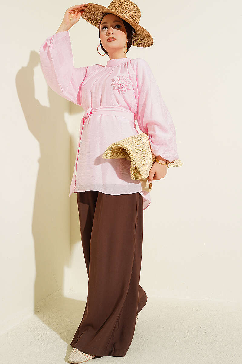 https://cdn.pazarium.com.tr/gul-broslu-kendinden-kusakli-tunik-pembe-798469-19-B.jpg