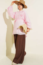 https://cdn.pazarium.com.tr/gul-broslu-kendinden-kusakli-tunik-pembe-798469-19-B.jpg