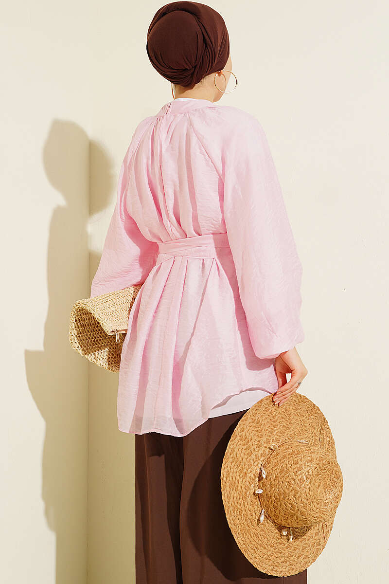 https://cdn.pazarium.com.tr/gul-broslu-kendinden-kusakli-tunik-pembe-798471-19-B.jpg