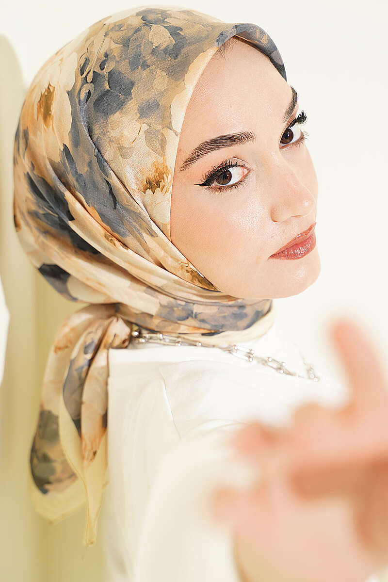 https://cdn.pazarium.com.tr/gul-desenli-soft-esarp-sari-820566-20-B.jpg