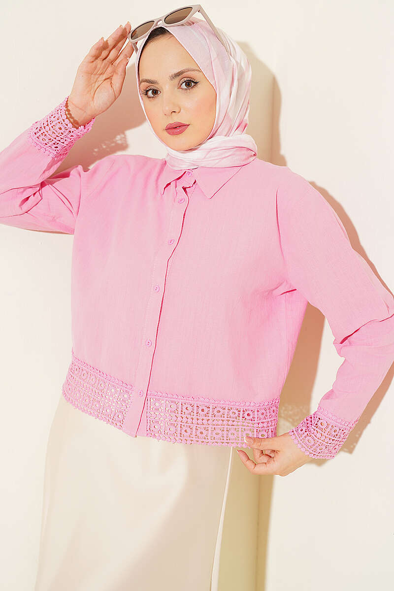 https://cdn.pazarium.com.tr/gupur-detayli-kisa-keten-gomlek-pembe-797787-19-B.jpg