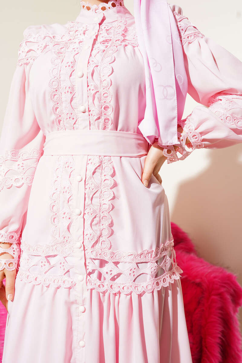 https://cdn.pazarium.com.tr/gupurlu-boydan-dugmeli-elbise-pembe-621531-14-B.jpg