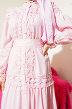https://cdn.pazarium.com.tr/gupurlu-boydan-dugmeli-elbise-pembe-621531-14-B.jpg