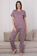 https://cdn.pazarium.com.tr/iki-dugmeli-desenli-viskon-pijama-takimi-leylak-610298-14-B.jpg