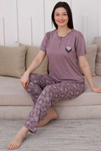 https://cdn.pazarium.com.tr/iki-dugmeli-desenli-viskon-pijama-takimi-leylak-610299-14-B.jpg