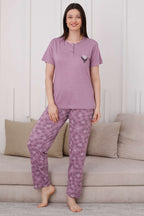 https://cdn.pazarium.com.tr/iki-dugmeli-desenli-viskon-pijama-takimi-lila-610296-14-B.jpg