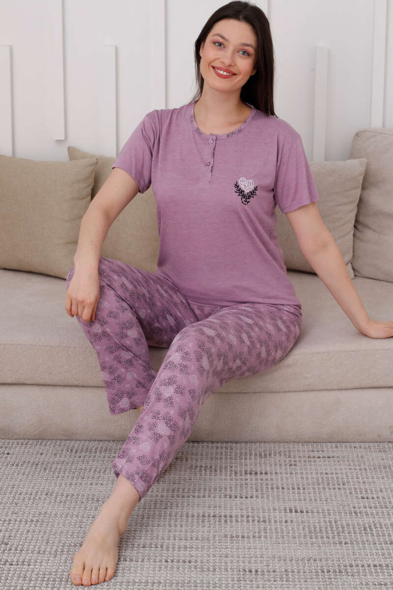 https://cdn.pazarium.com.tr/iki-dugmeli-desenli-viskon-pijama-takimi-lila-610297-14-B.jpg