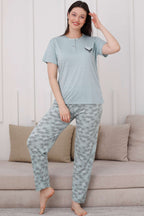 https://cdn.pazarium.com.tr/iki-dugmeli-desenli-viskon-pijama-takimi-mint-610294-14-B.jpg