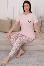 https://cdn.pazarium.com.tr/iki-dugmeli-desenli-viskon-pijama-takimi-yavru-agzi-610293-14-B.jpg